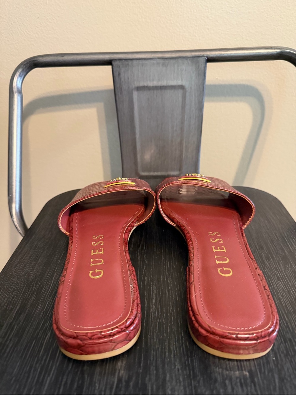 Guess Burgundy Red Croc Embossed Logo Slide Sandals Size 8 - Picture 6 of 11